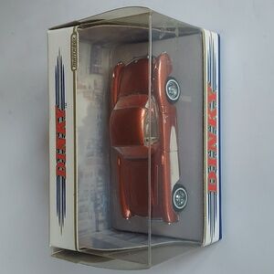 Dinky dy22b 1956 corvette 1/43scale , new .Copper  and white.